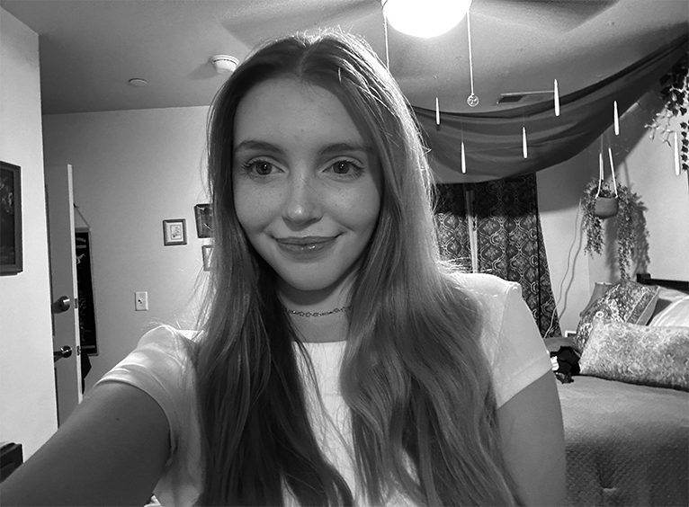 greyscale image of lindsey gentil smiling with rounded corners